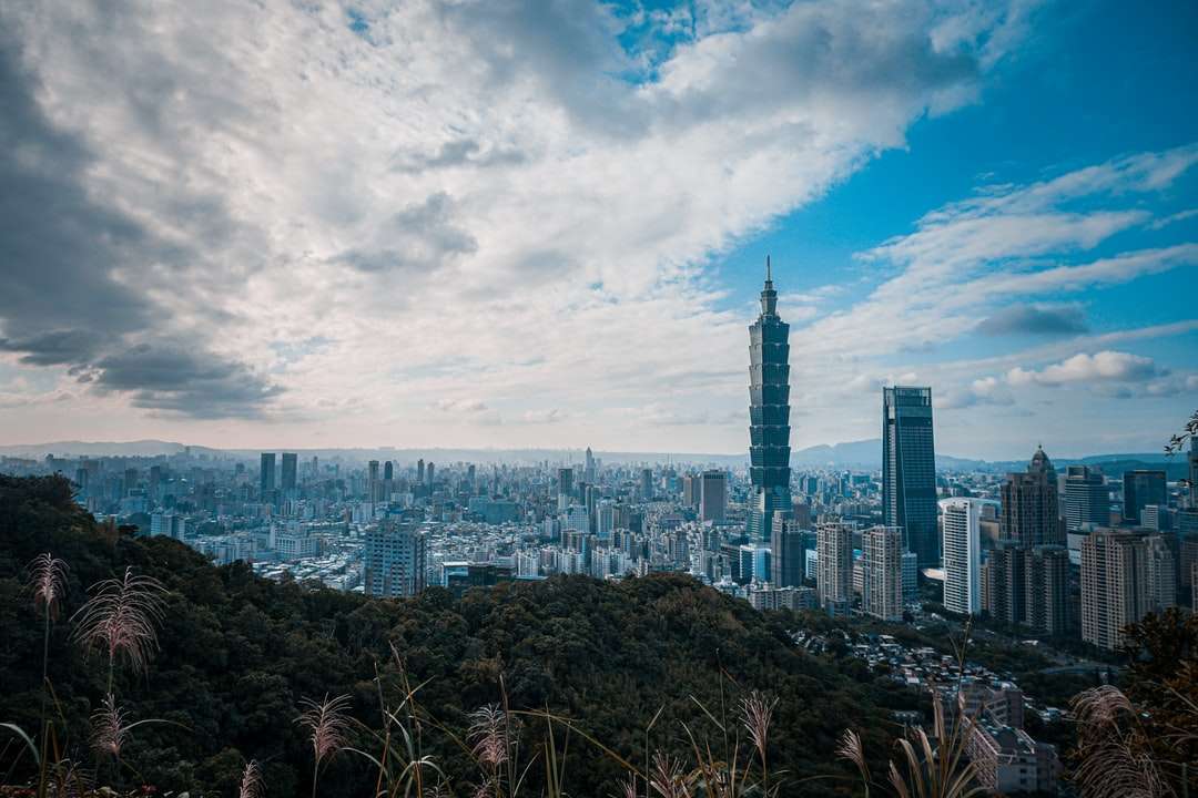 panoramę miasta pod błękitne niebo i białe chmury w ciągu dnia puzzle online