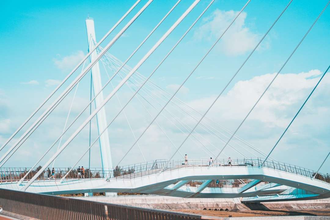 biały i niebieski most pod białymi chmurami w ciągu dnia puzzle online