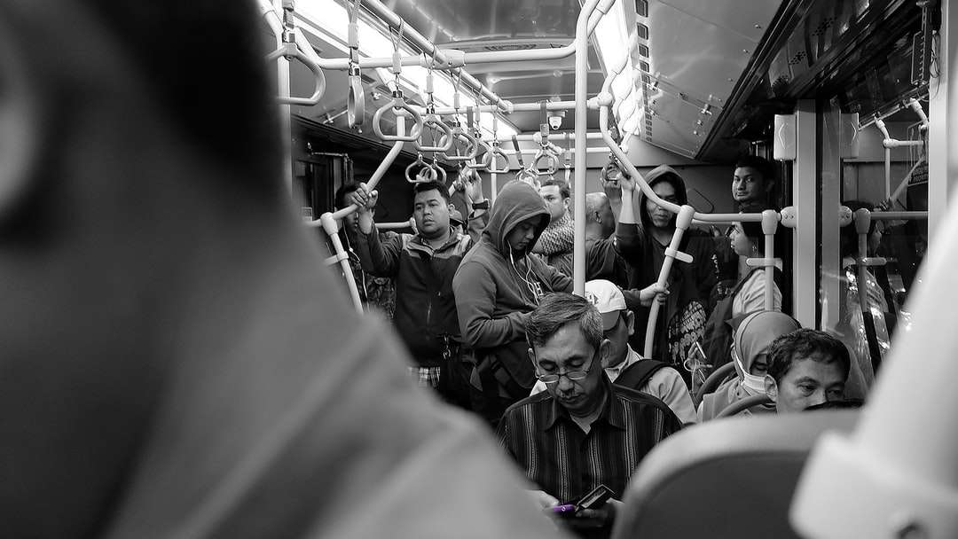 zdjęcie ludzi w pociągu w skali szarości puzzle online