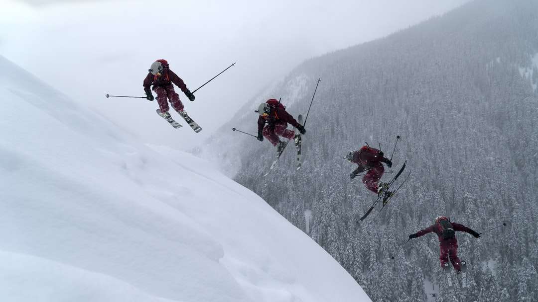 ludzie w czerwonej kurtce i czarnych spodniach jadący na nartach puzzle online