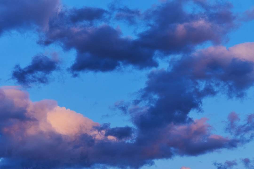 białe chmury i błękitne niebo w ciągu dnia puzzle online