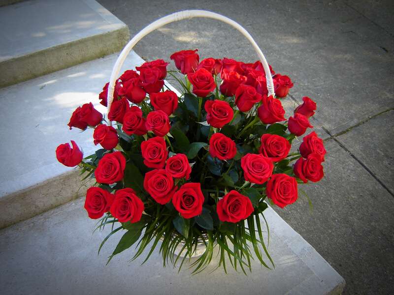 bukiet czerwonych róż w koszyku puzzle online