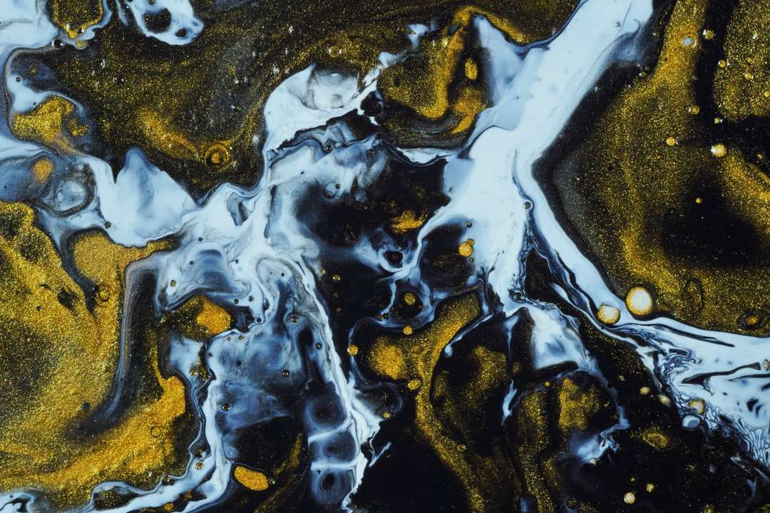 woda płynąca na glebie brunatnej i czarnej puzzle online