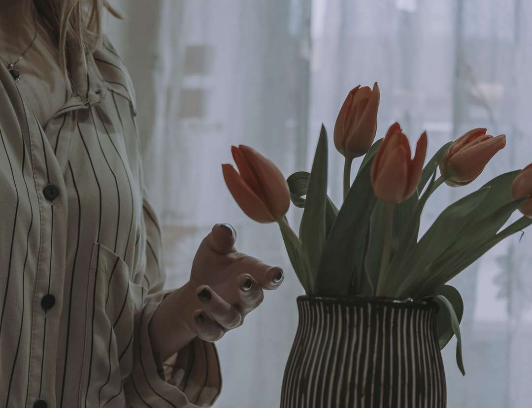 różowe tulipany w wazonie w biało czarne paski puzzle online
