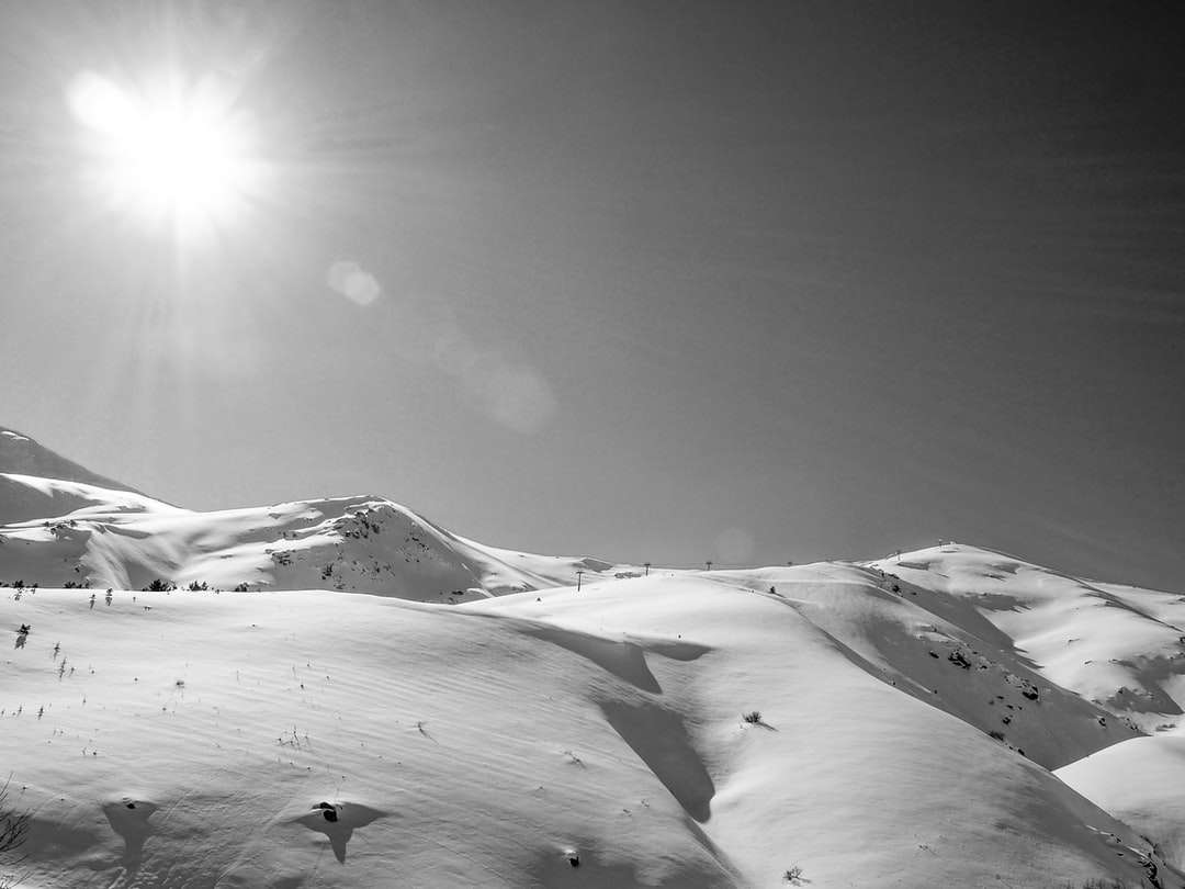 pokryte śniegiem góry pod słonecznym niebem puzzle online