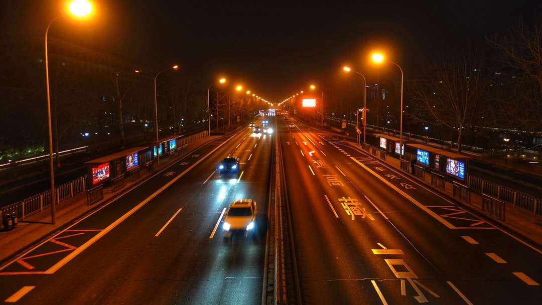 samochody na drogach w porze nocnej puzzle online