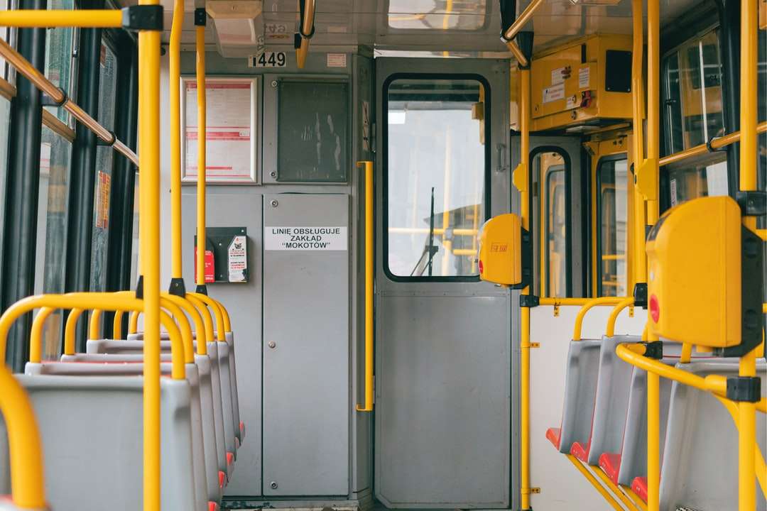 żółte i białe drzwi pociągu puzzle online