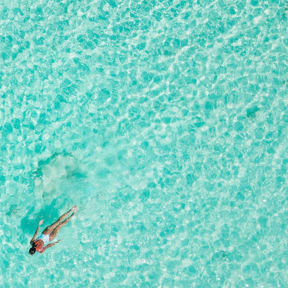 widok z lotu ptaka białej łodzi na morzu w ciągu dnia puzzle online