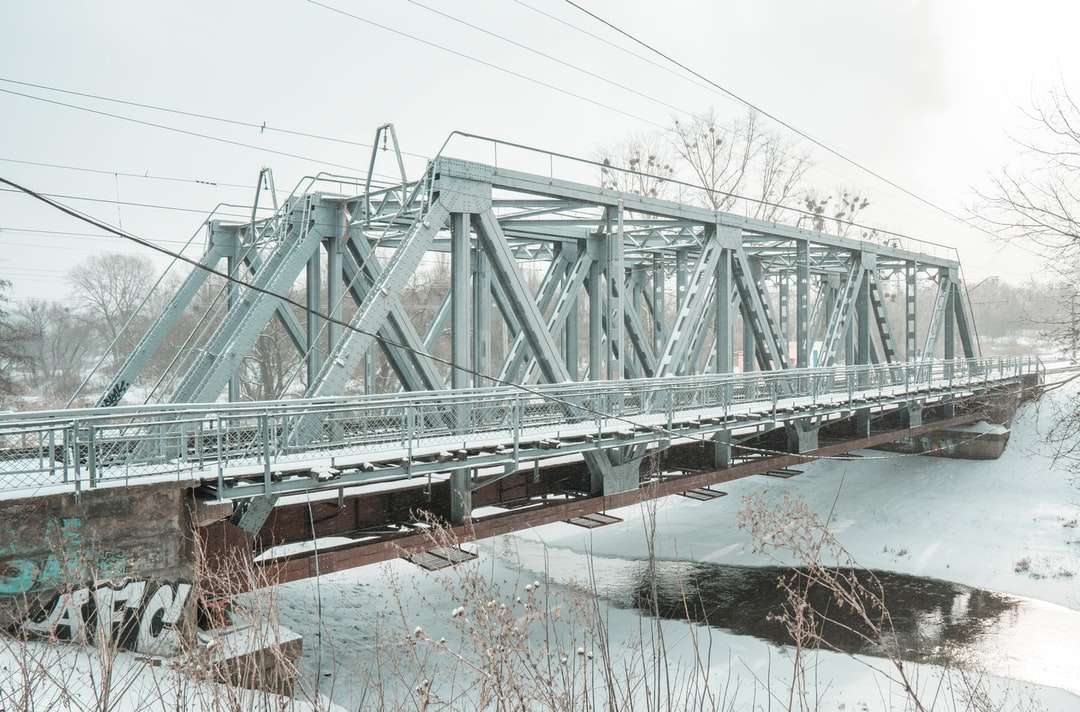 zielony metalowy most nad rzeką puzzle online
