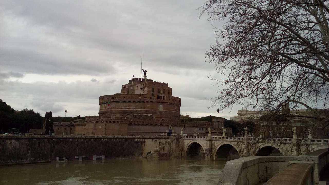 Castello di S. Angelo in una giornata nuvolosa puzzle