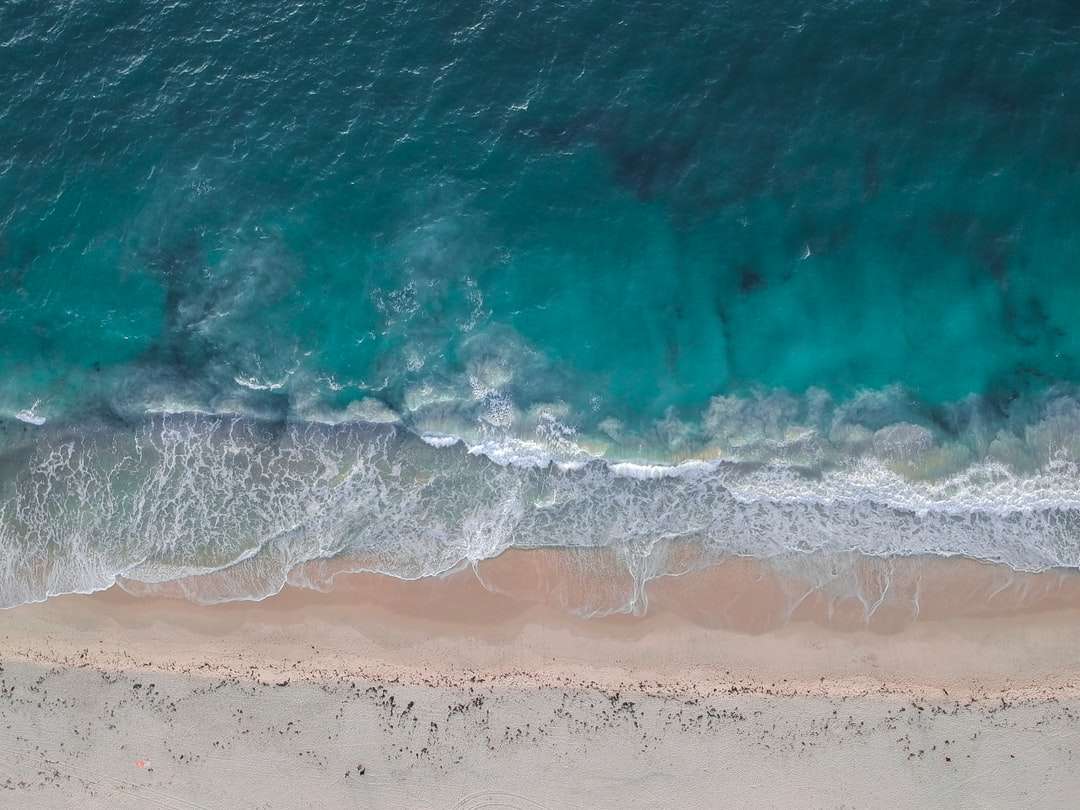 widok z lotu ptaka fal oceanu na brzegu w ciągu dnia puzzle online