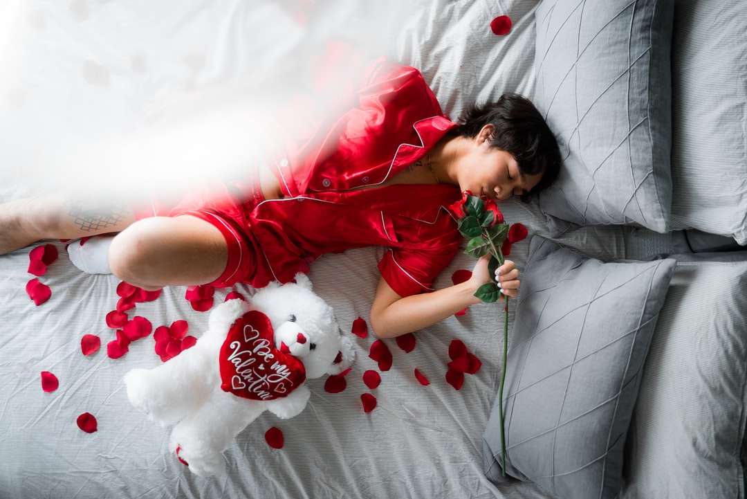 dziewczyna w czerwonej koszulce leżąc na łóżku puzzle online