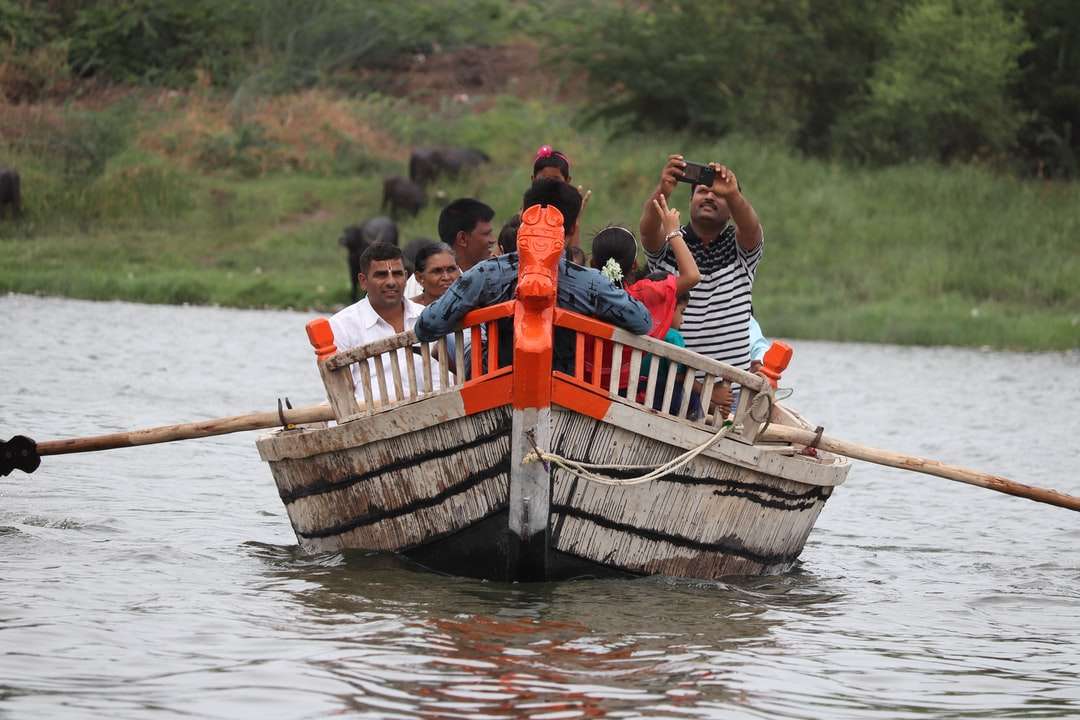 ludzie jadący łodzią po rzece w ciągu dnia puzzle online
