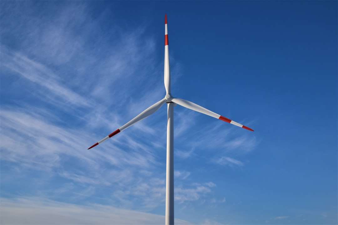 biały turbina wiatrowa pod błękitnym niebem w ciągu dnia puzzle online