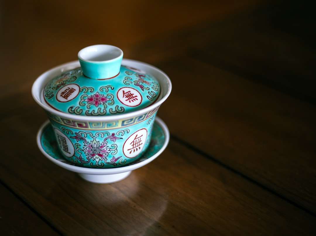 biała, zielona i różowa ceramiczna filiżanka do herbaty na spodeczku puzzle online