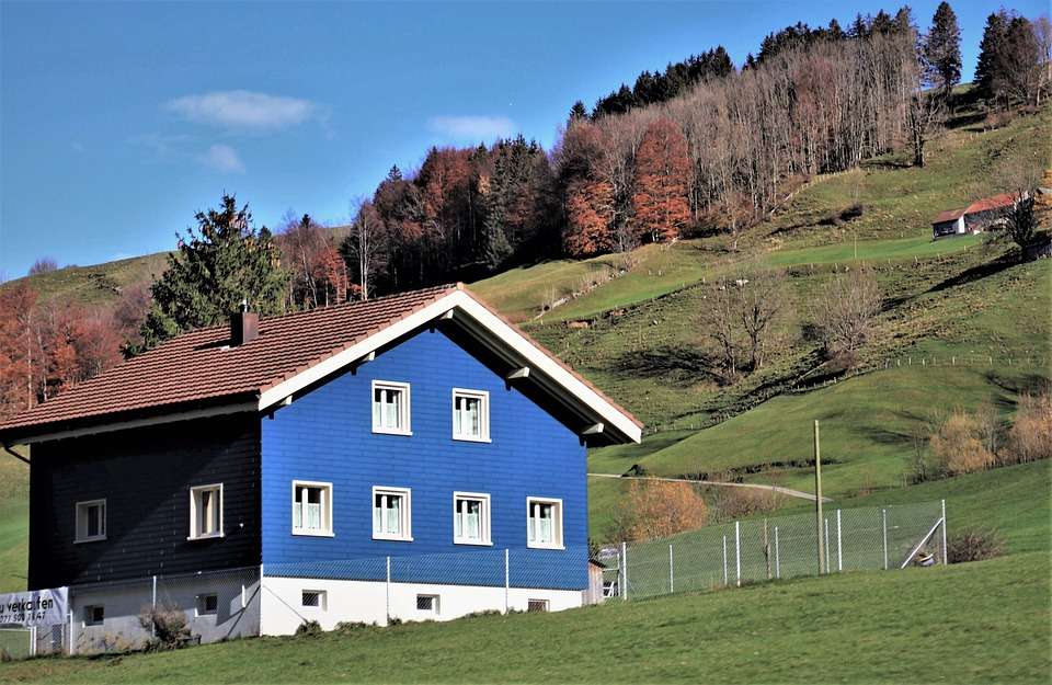 duży niebieski dom w górach puzzle online