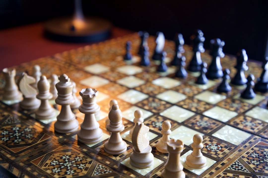 białe figury szachowe na szachownicy puzzle online