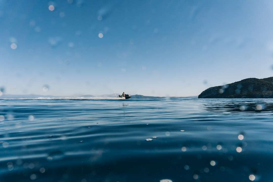 osoba surfująca po morzu w ciągu dnia puzzle online