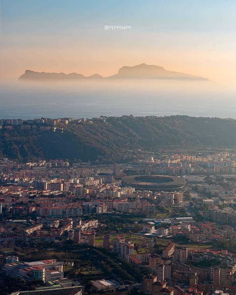 Misty Capri widziana z Neapolu-Włoch puzzle online