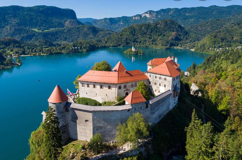 jezioro bled i najstarszy zamek w Słowenii puzzle online