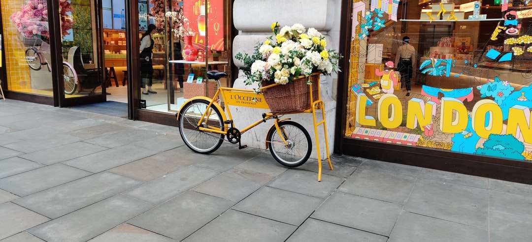 żółty rower miejski z koszem kwiatów puzzle online