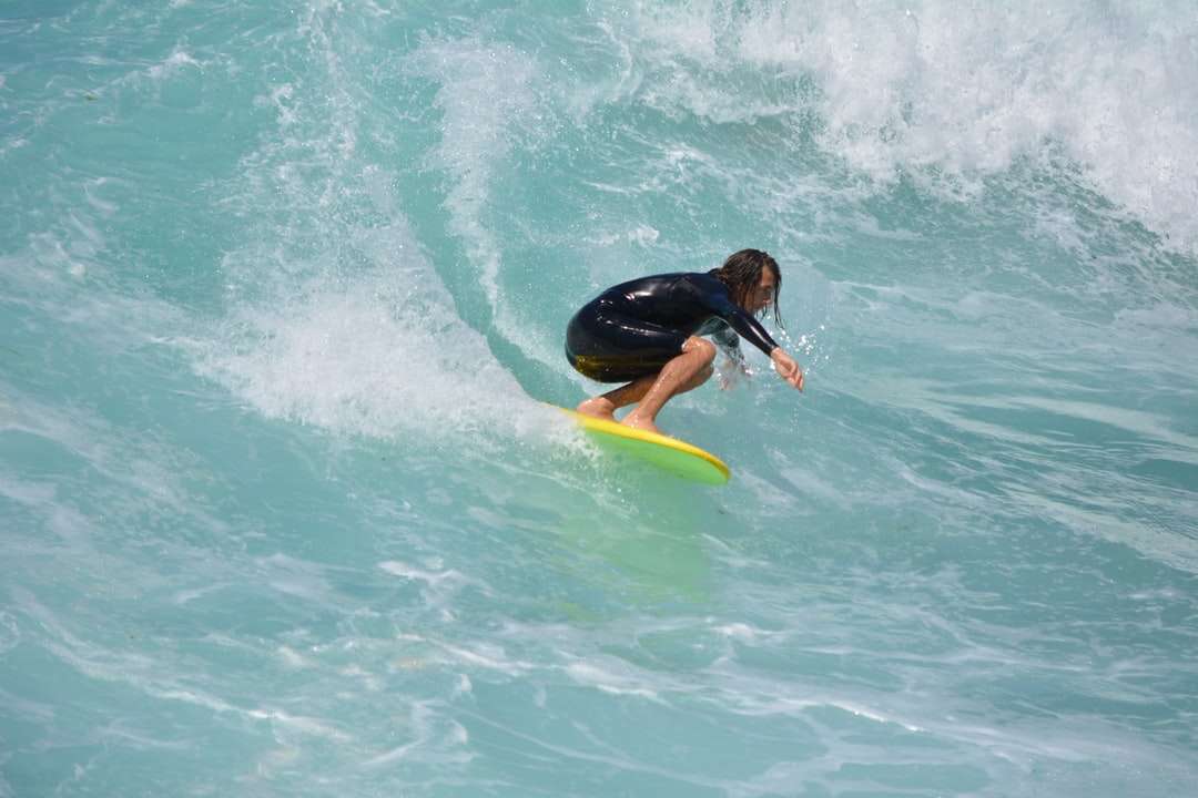 człowiek surfuje na falach morskich w ciągu dnia puzzle online