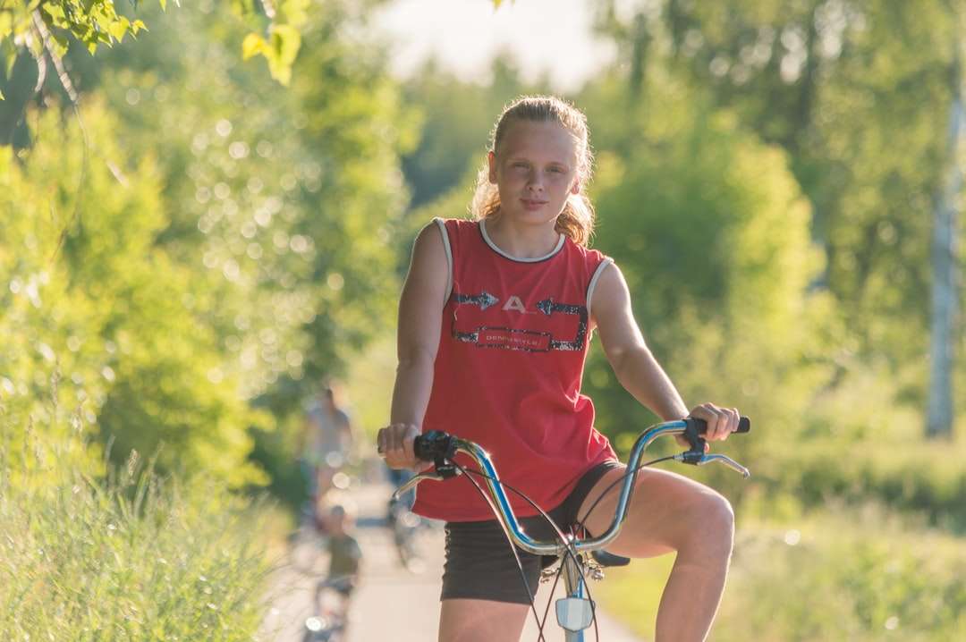 dziewczyna w czerwonym podkoszulku, jazda na rowerze w ciągu dnia puzzle online