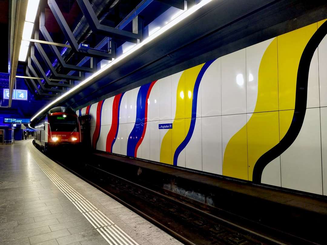 czerwony i czarny pociąg na dworcu puzzle online