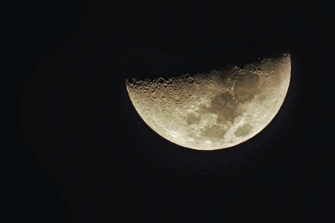 księżyc w pełni w ciemnym nocnym niebie puzzle online