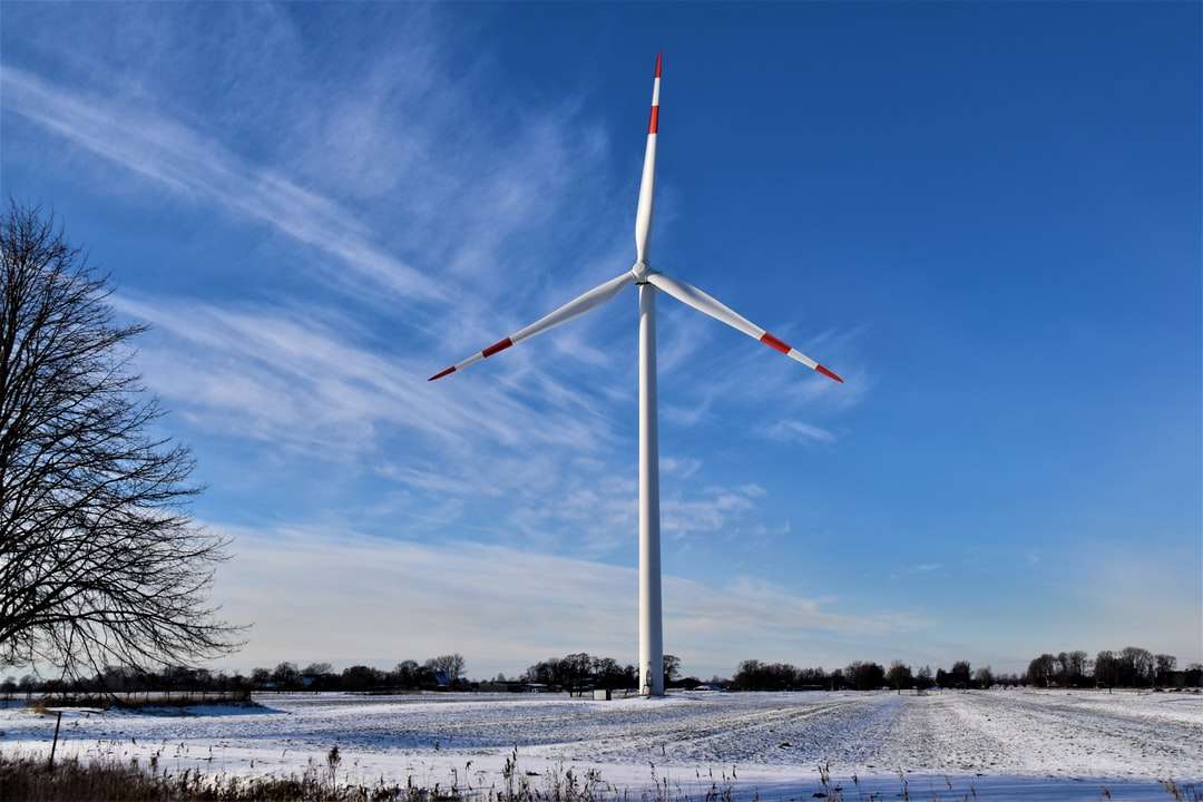 biały turbina wiatrowa na ziemi pokryte śniegiem pod błękitnym niebem puzzle online