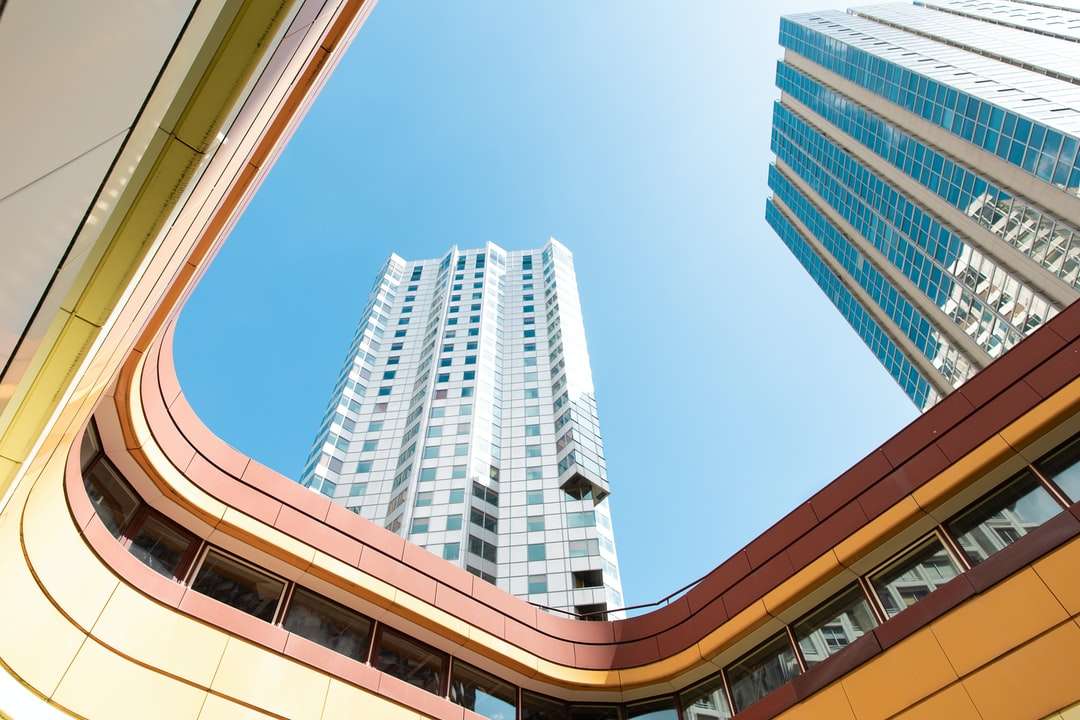 brązowy i biały betonowy budynek pod błękitnym niebem puzzle online