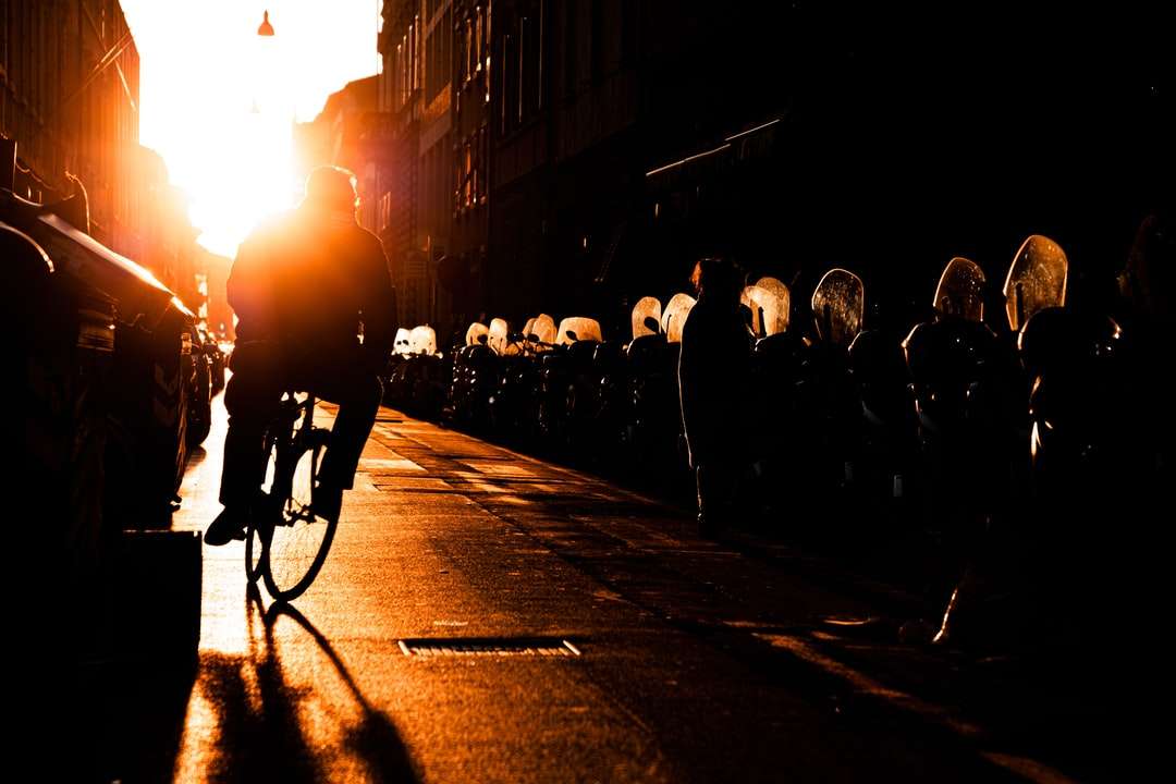 ludzie spacerujący po ulicy w nocy puzzle online