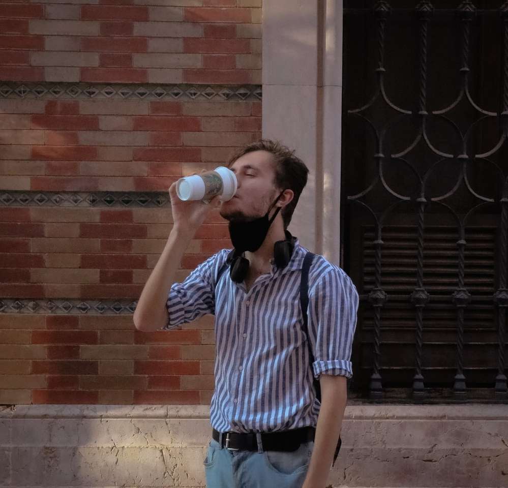 mężczyzna w niebieski i biały pasek zapinana na guziki koszula do picia puzzle online