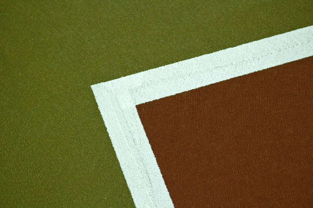 czerwono-biała tkanina na zielonej tkaninie puzzle online
