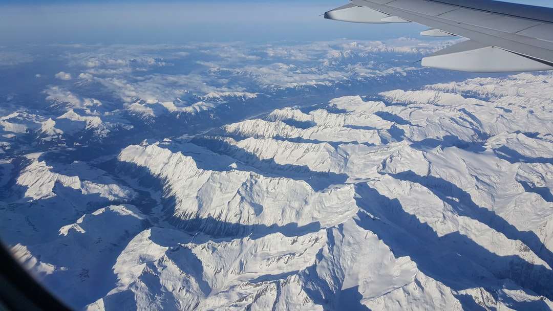 białe pokryte śniegiem góry w ciągu dnia puzzle online