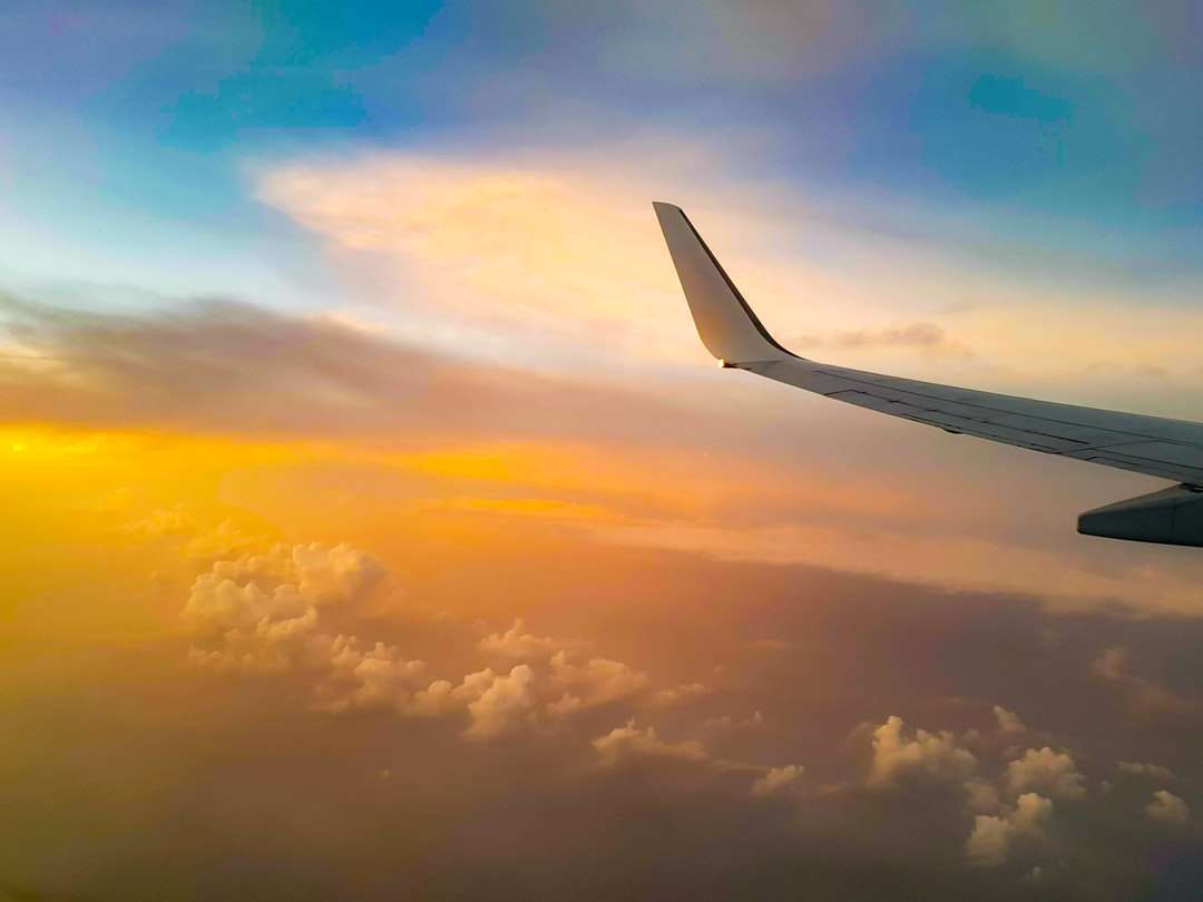 białe skrzydło samolotu pod białymi chmurami w ciągu dnia puzzle online
