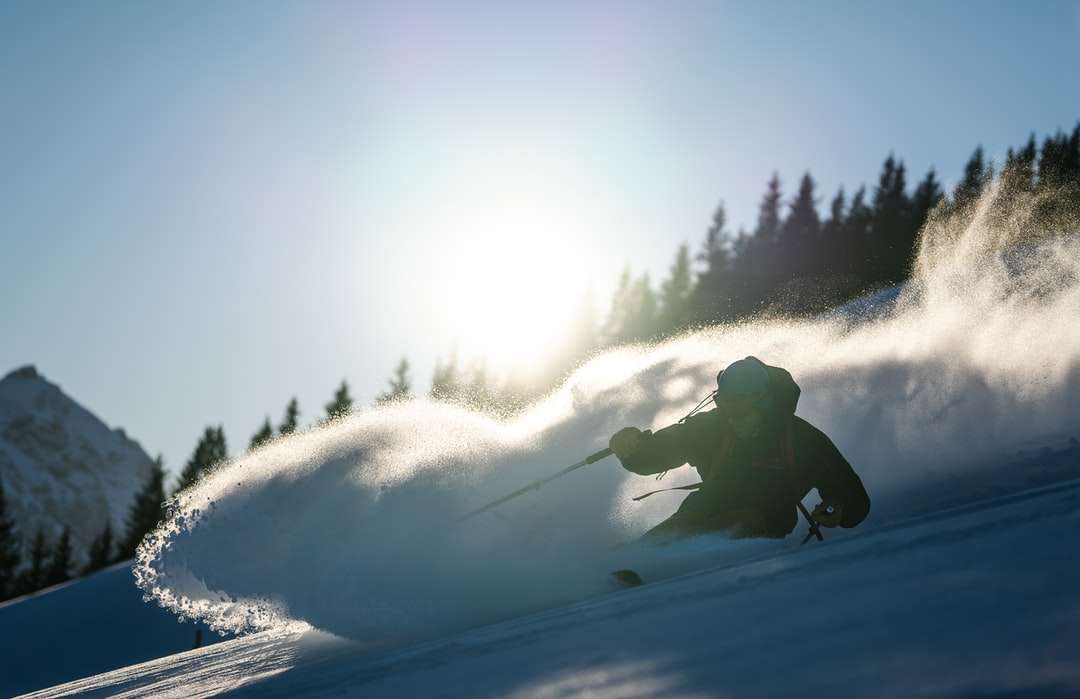 osoba w czarnej kurtce i spodniach jadąca na snowboardzie puzzle online