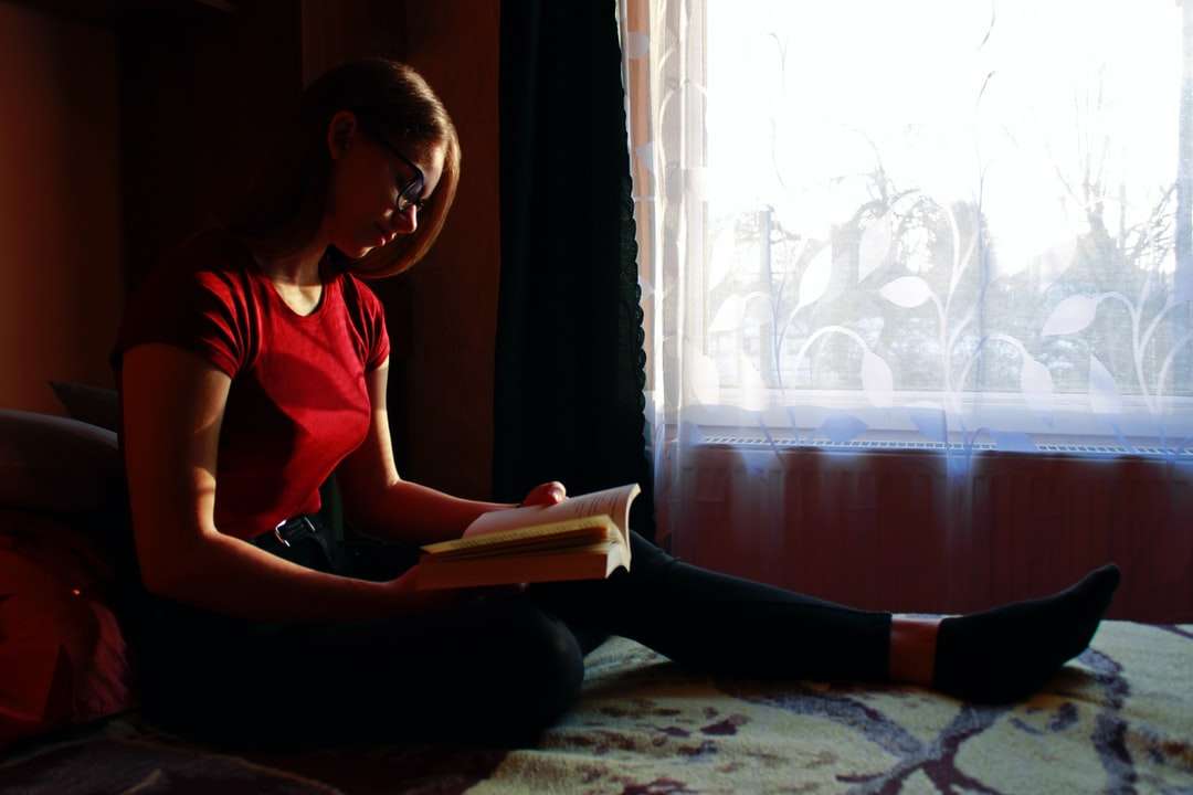 kobieta w czerwonym tank top czytania książki puzzle online