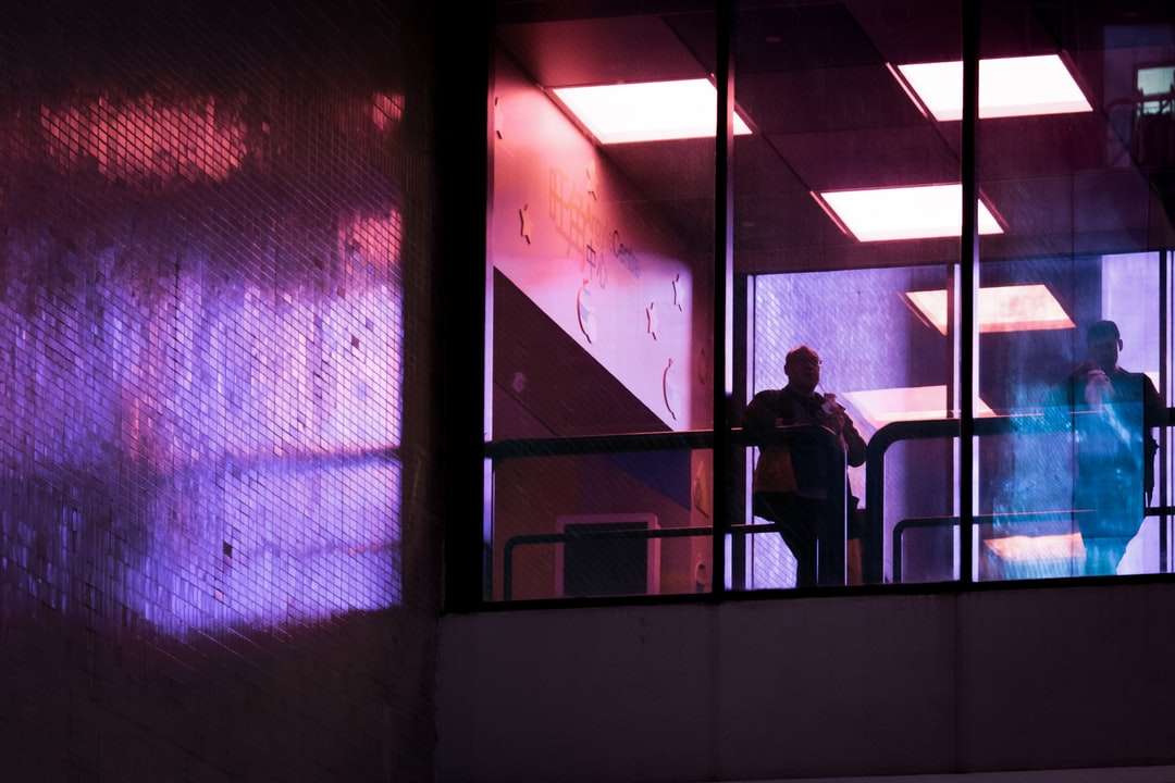 sylwetka człowieka stojącego w pobliżu okna puzzle online
