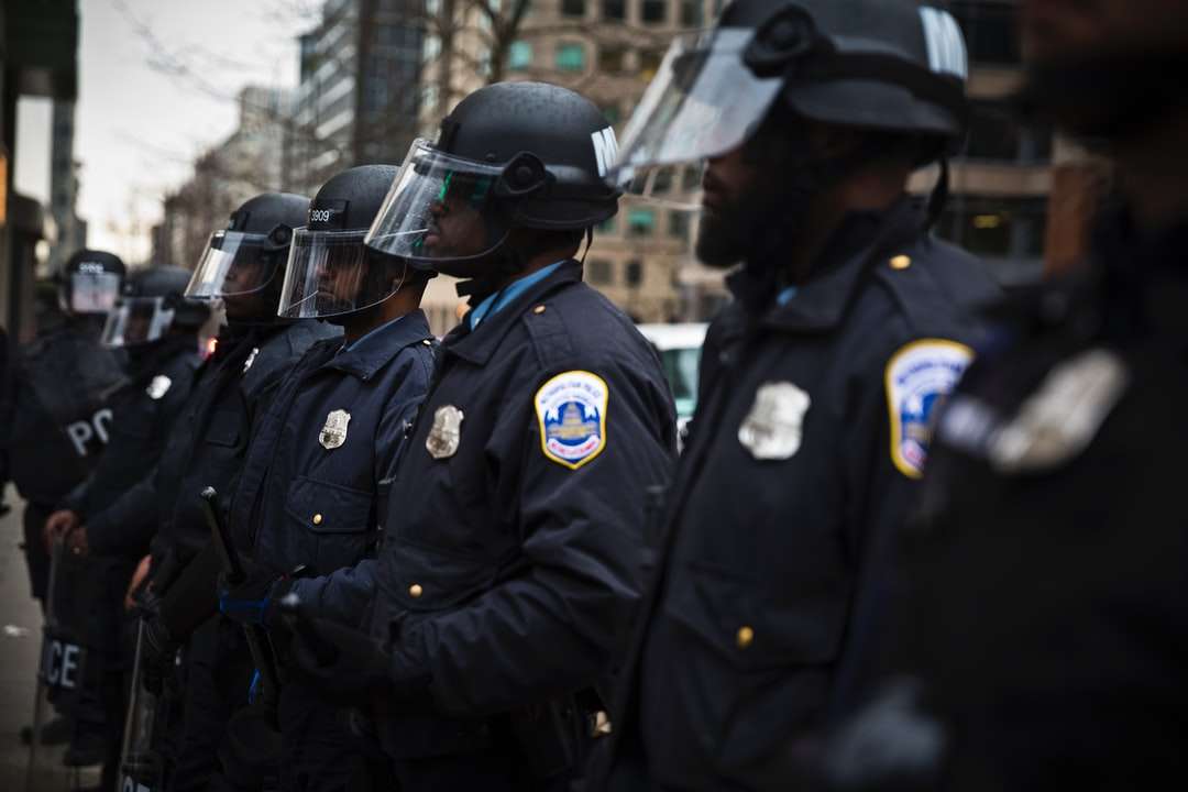 2 policjantów w czarnym mundurze puzzle online