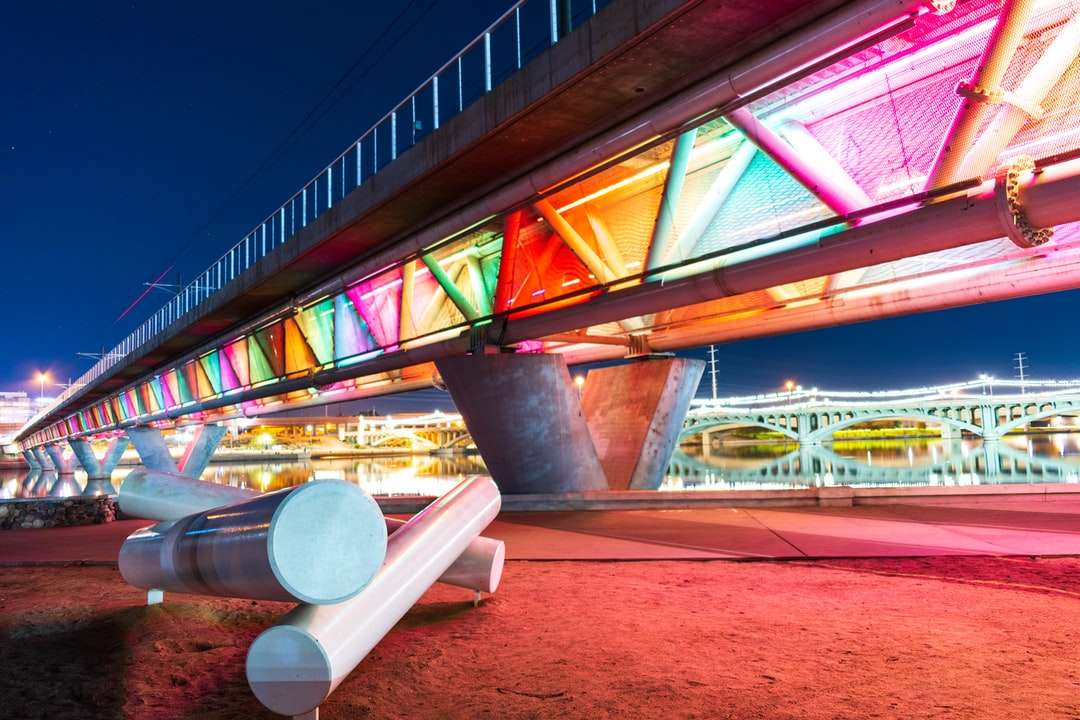 brązowy i biały most betonowy w porze nocnej puzzle online