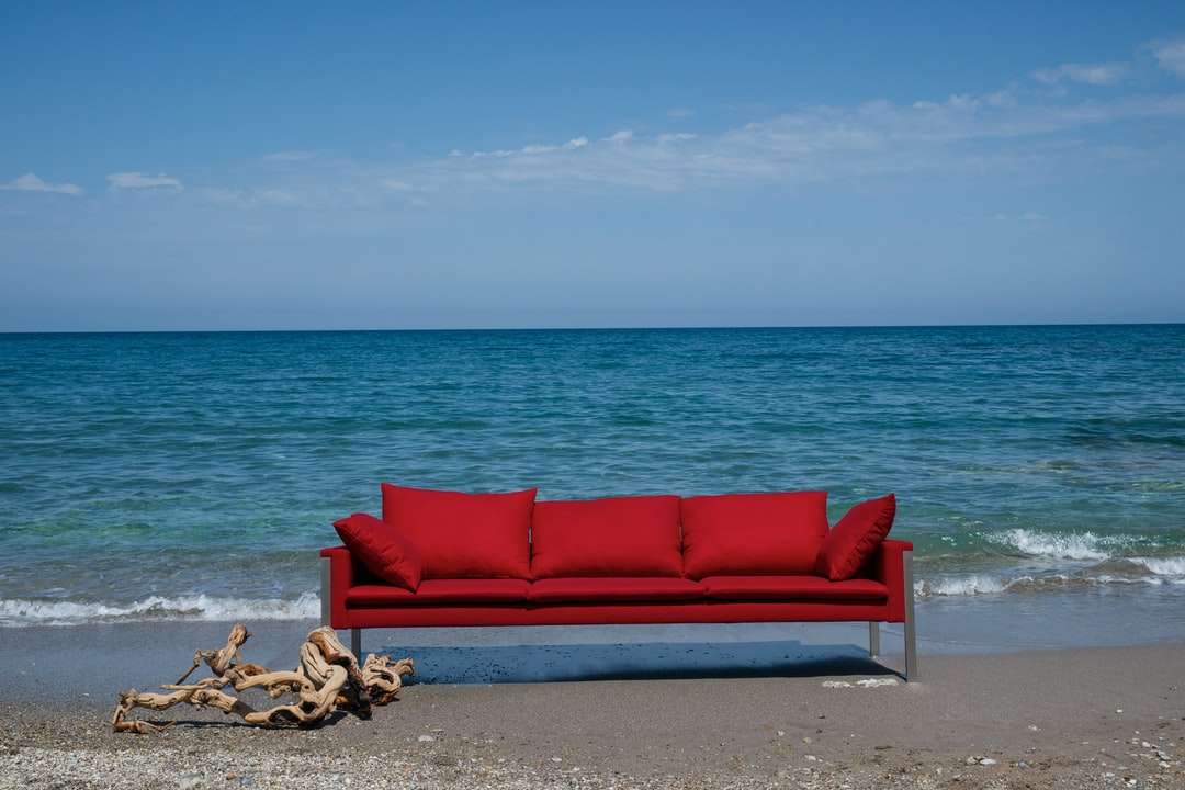 czerwona wyściełana kanapa na plaży w ciągu dnia puzzle online