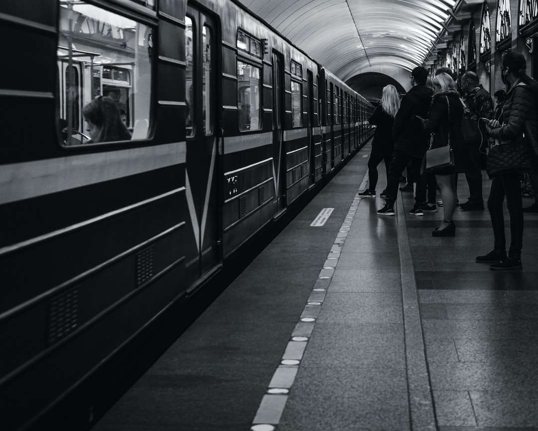 zdjęcie w skali szarości ludzi chodzących na stacji kolejowej puzzle online