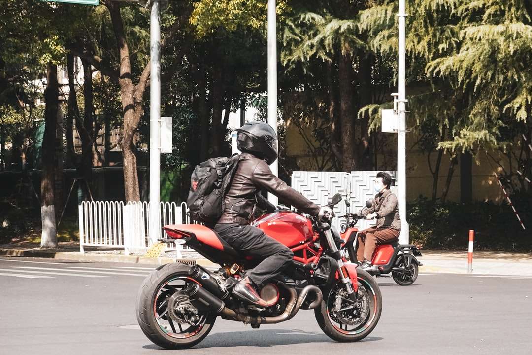 mężczyzna w czerwonej kurtce, jazda na czerwonym motocyklu na drodze puzzle online