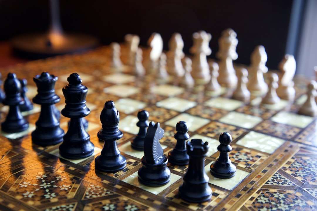 czarny kawałek szachy na szachownicy puzzle online