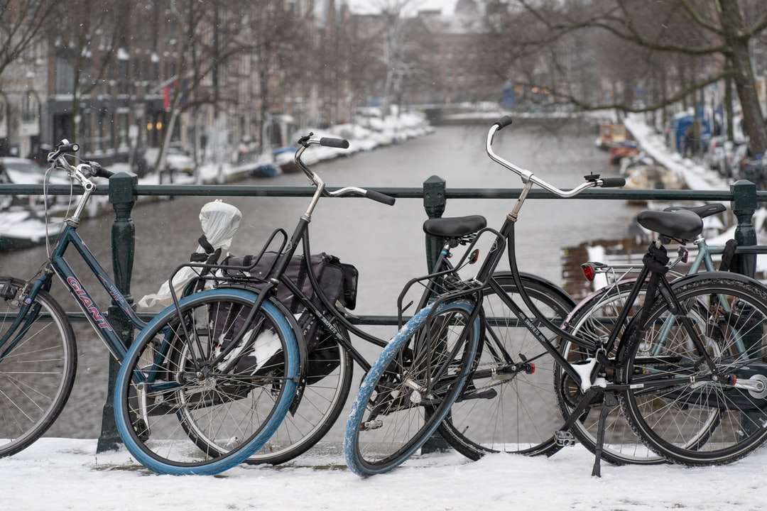 czarny rower miejski na pokrytej śniegiem ziemi w ciągu dnia puzzle online