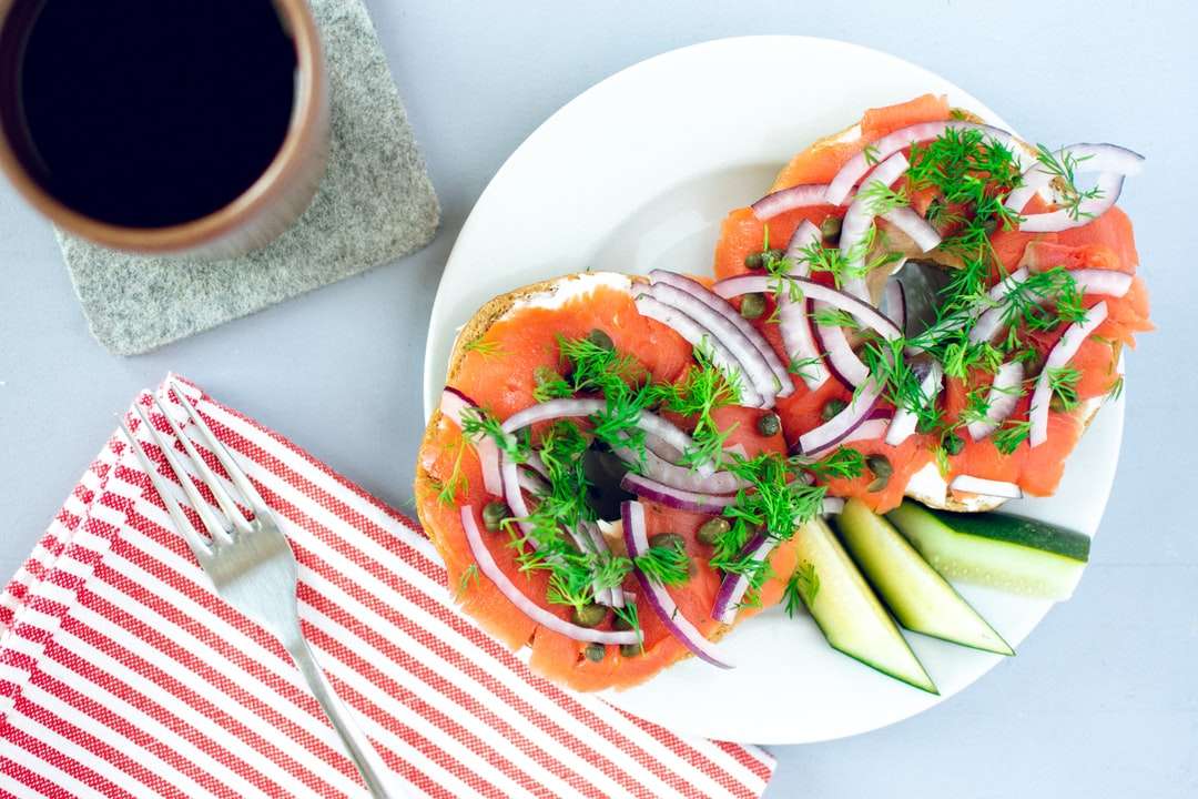 pokrojony pomidor i zielone warzywa na białym talerzu ceramicznym puzzle online