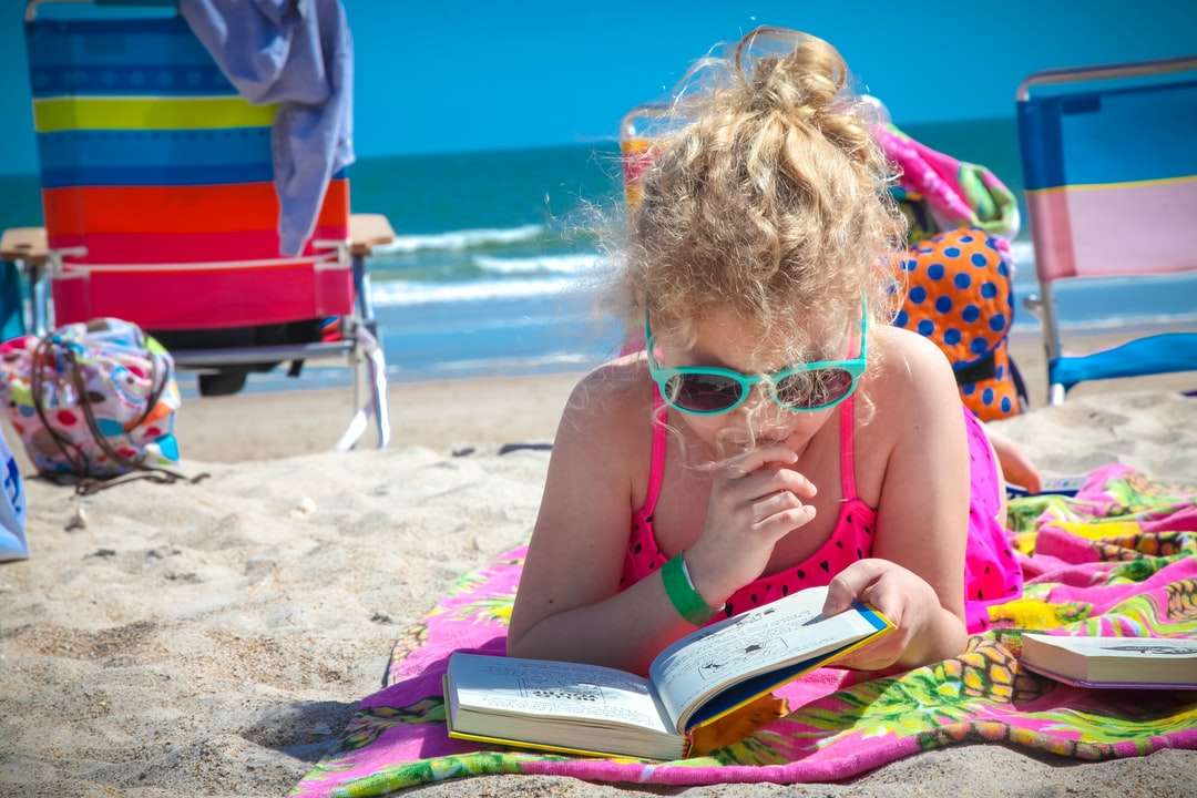 dziewczyna w różowym podkoszulku bez rękawów w okularach czytanie książki puzzle online