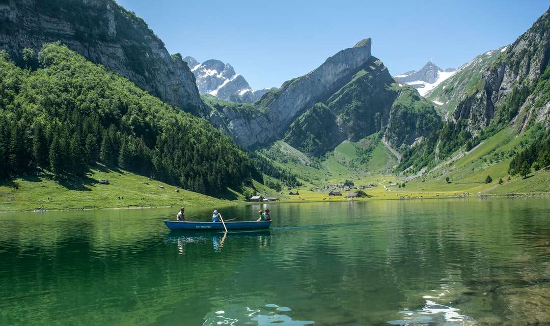 zielona łódź na jeziorze w pobliżu zielonych gór w ciągu dnia puzzle online