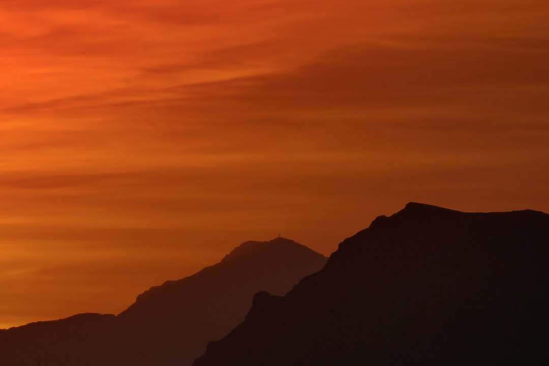 sylwetka gór podczas zachodu słońca puzzle online